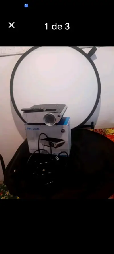 Proyector Philco con pantalla y cables - miniatura 1