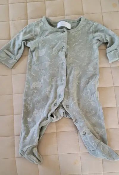 Conjunto de ropa para bebé con diseños variados - miniatura 1