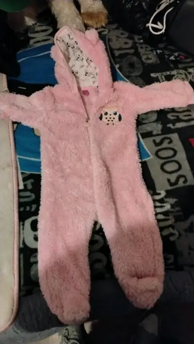 Enterito de bebé rosado con capucha - miniatura 1