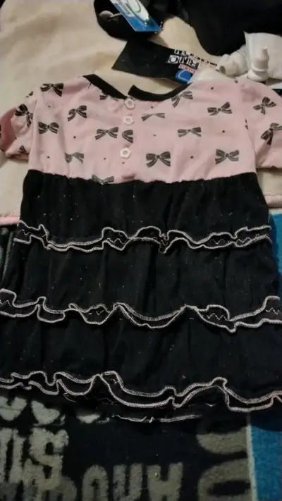Vestido infantil con lazos y volantes - miniatura 1