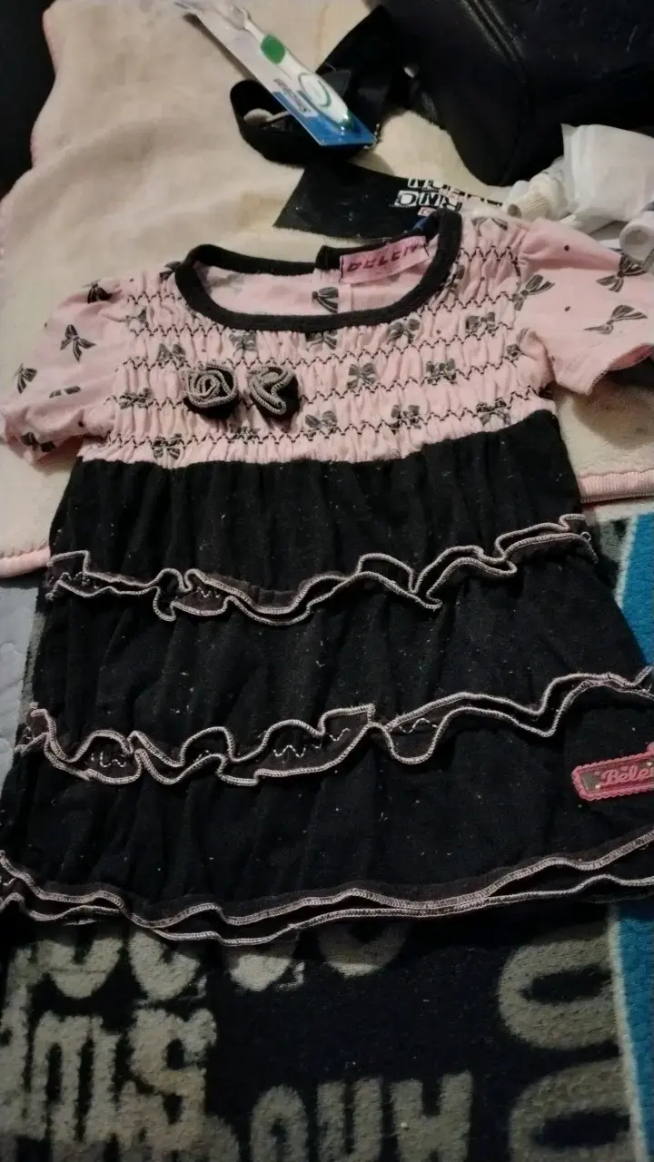 Vestido infantil con lazos y volantes - 2