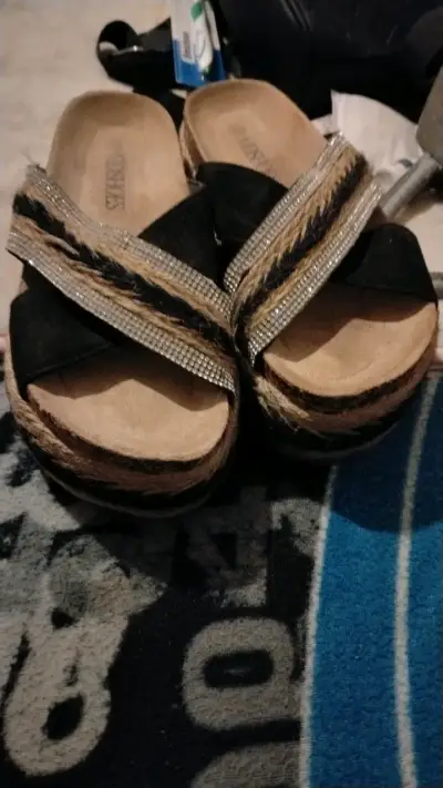 Sandalias plataforma negras con detalles brillante - miniatura 1
