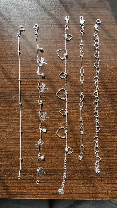 Set de pulseras de plata con dijes variados - miniatura 1