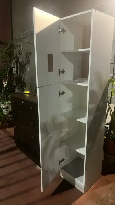 Armario blanco alto con puertas - miniatura 1