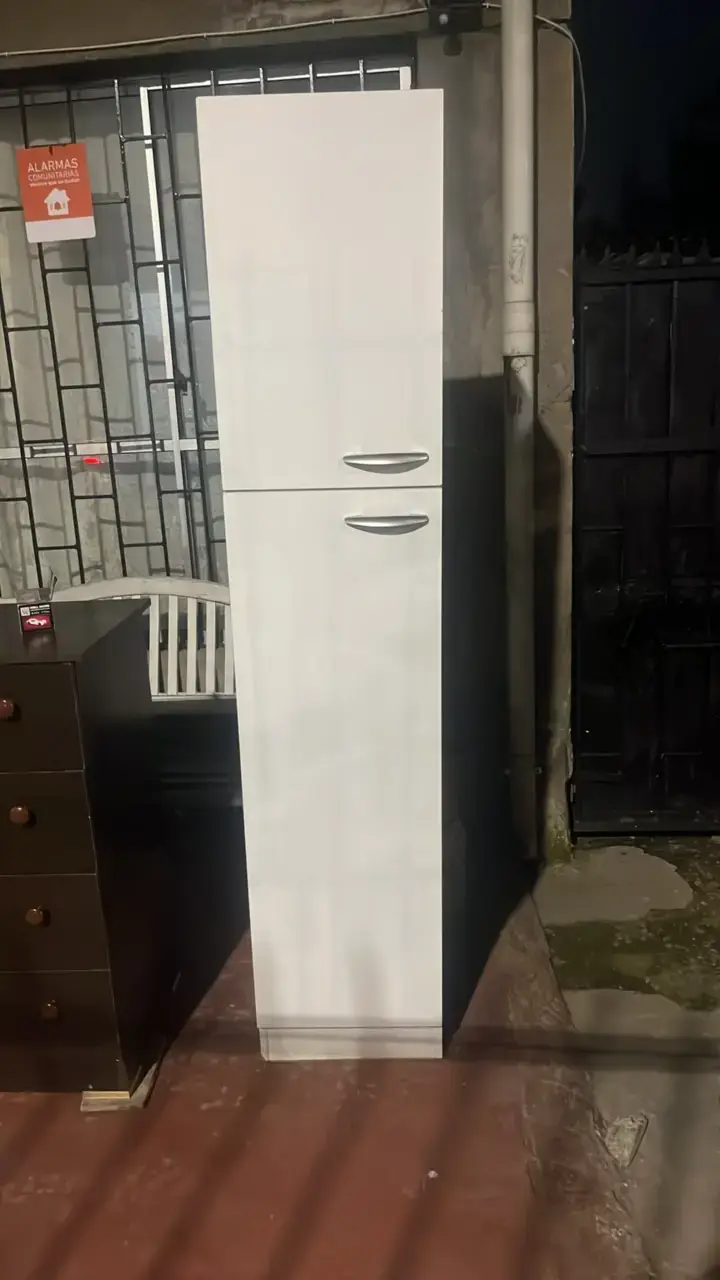 Armario blanco alto con puertas - 3