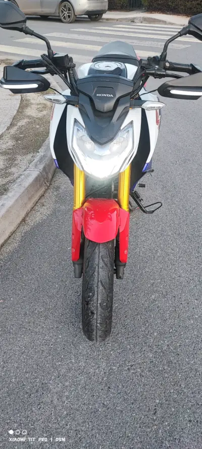 Moto Honda deportiva en buen estado - miniatura 1