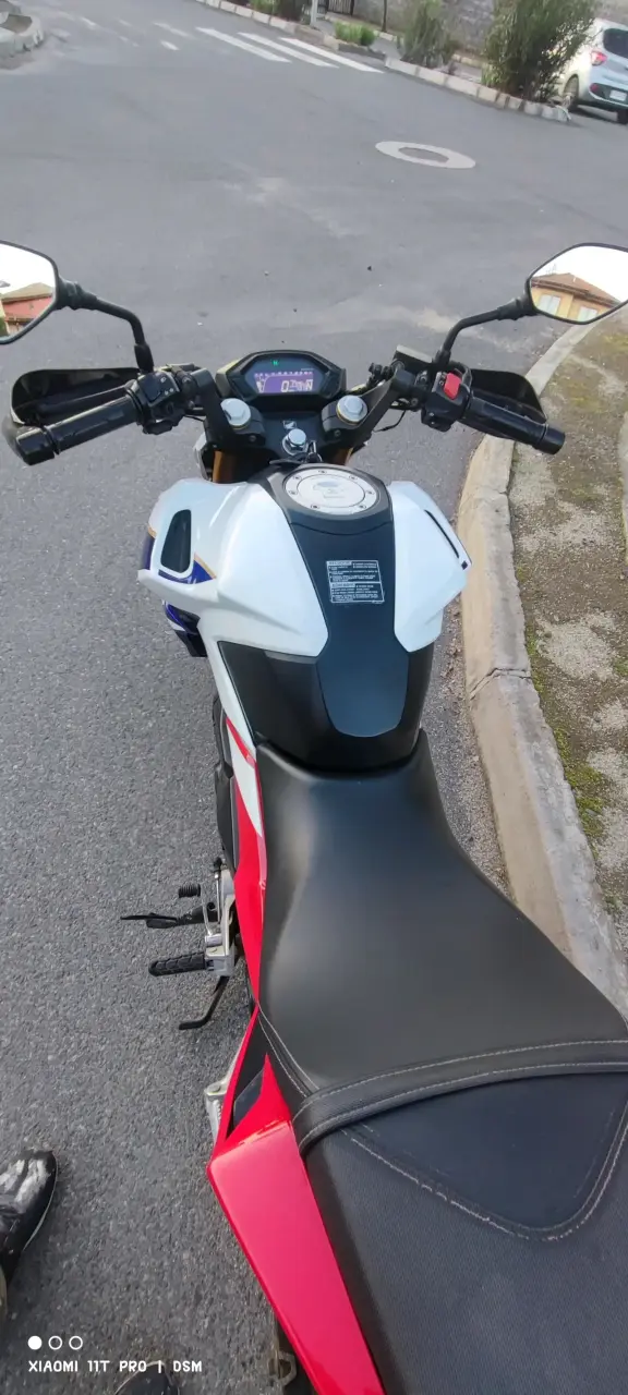 Moto Honda deportiva en buen estado - 2