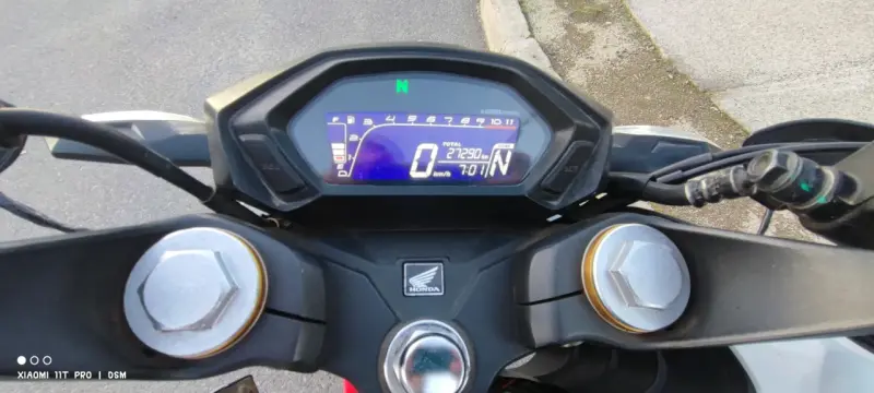 Moto Honda deportiva en buen estado - 3