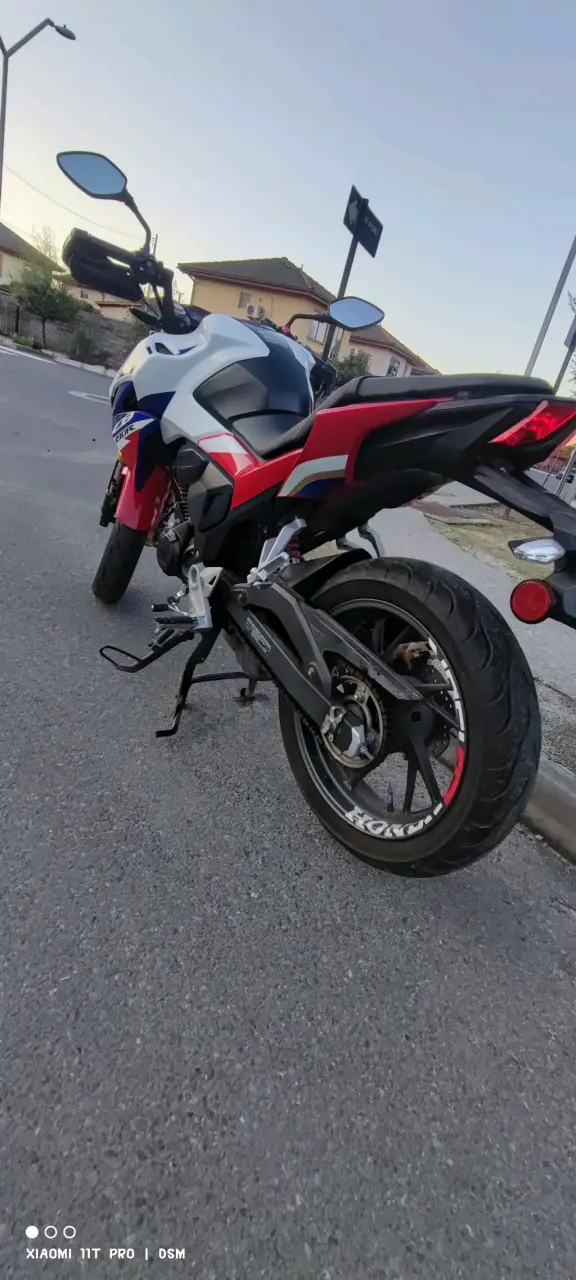 Moto Honda deportiva en buen estado - 4