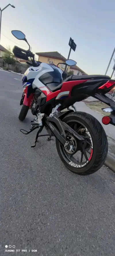 Moto Honda deportiva en buen estado - miniatura 4