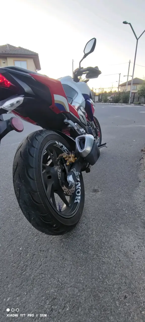 Moto Honda deportiva en buen estado - 5