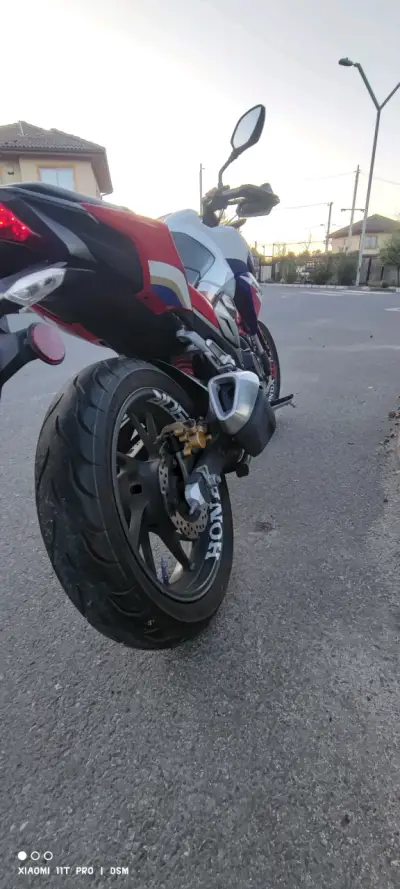 Moto Honda deportiva en buen estado - miniatura 5