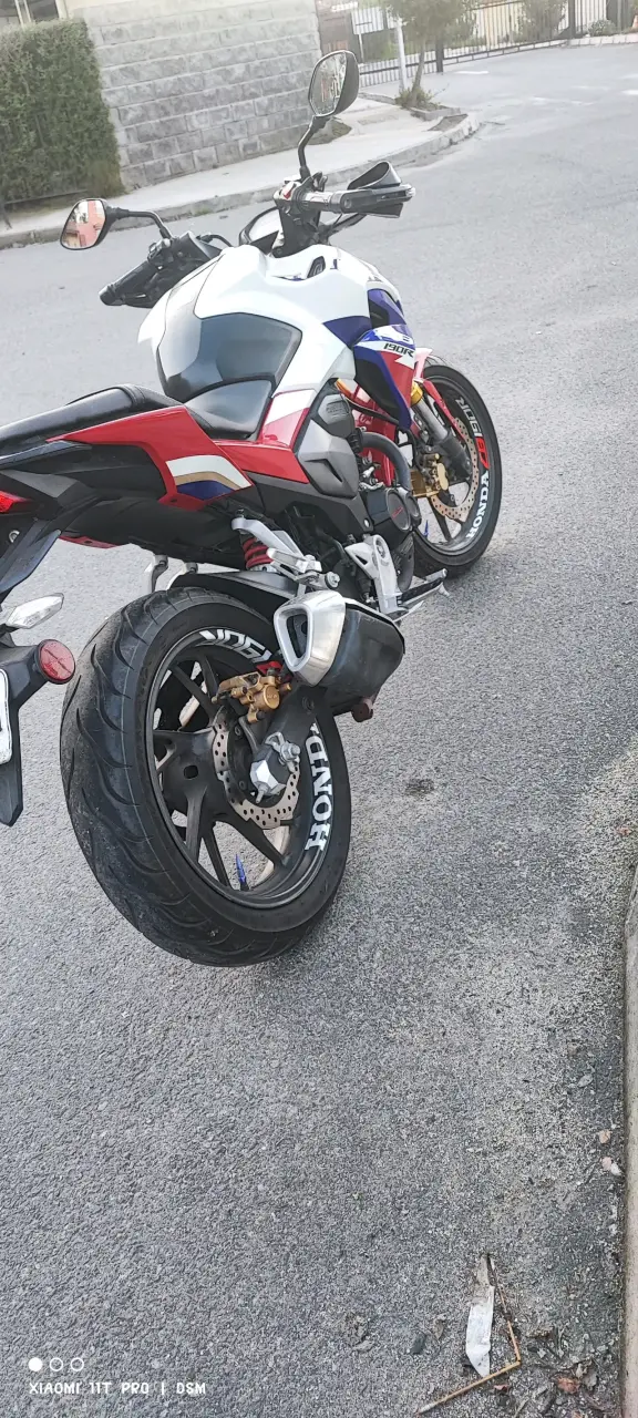 Moto Honda deportiva en buen estado - 6