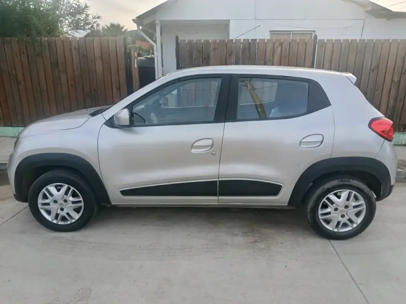 Renault Kwid 2022 en buen estado, color plata - 2