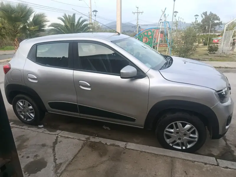 Renault Kwid 2022 en buen estado, color plata - 3