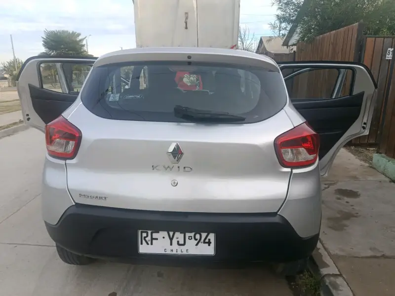 Renault Kwid 2022 en buen estado, color plata - 4