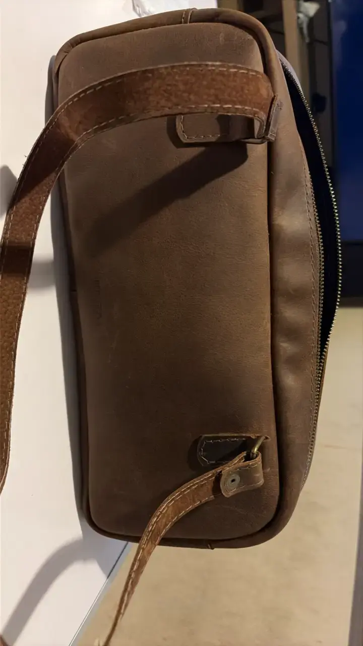Cartera de cuero marrón con correa ajustable