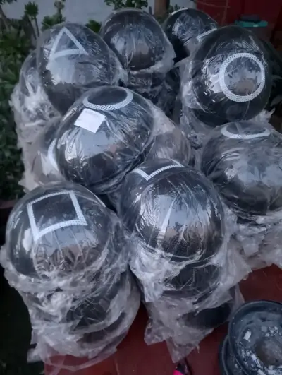 Máscaras de Juego del Calamar con diseño geométrico - miniatura 1