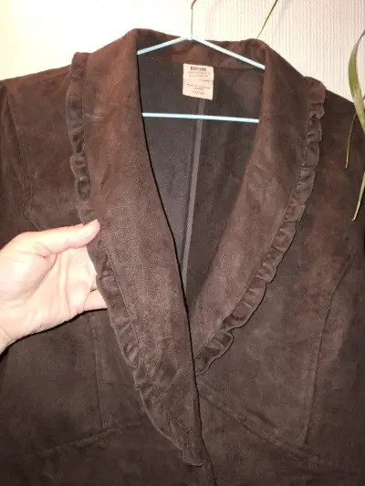 Chaqueta de gamuza marrón con volantes - miniatura 2