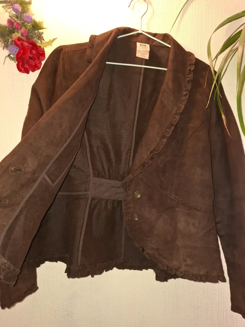 Chaqueta de gamuza marrón con volantes - 3