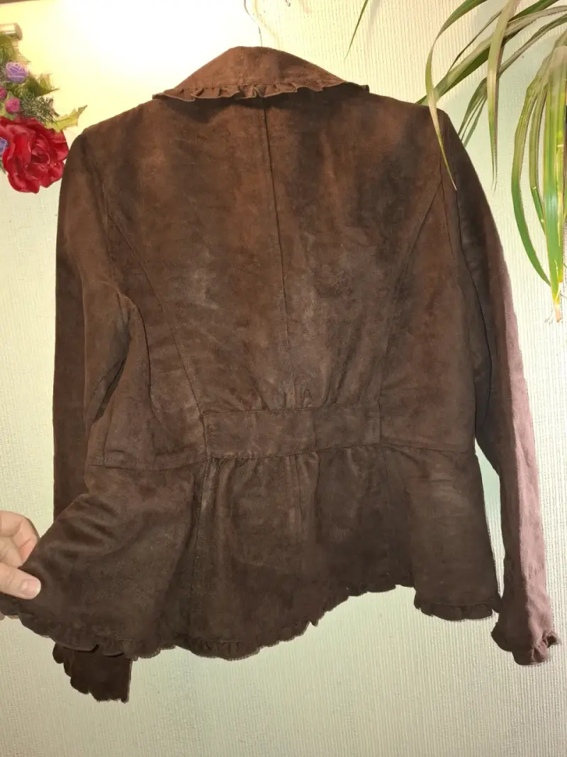 Chaqueta de gamuza marrón con volantes - 4