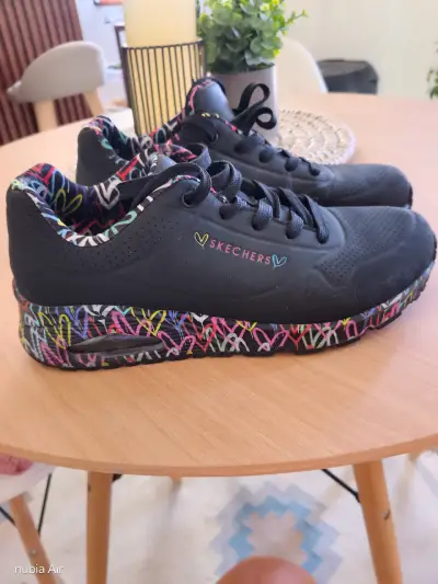Zapatillas Skechers negras con diseño colorido - miniatura 1