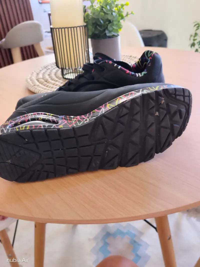 Zapatillas Skechers negras con diseño colorido - 2