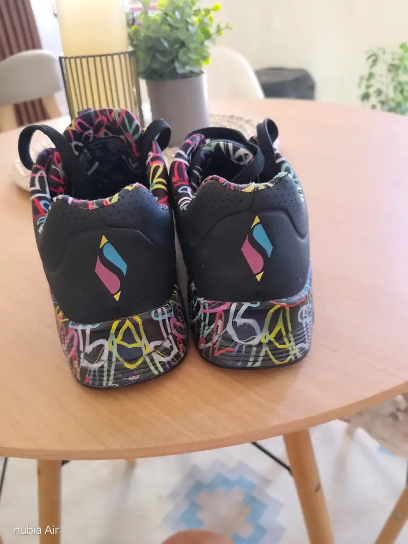 Zapatillas Skechers negras con diseño colorido - 3
