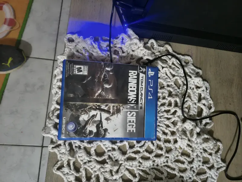 Consola PlayStation 4 con dos controles y juego - 3