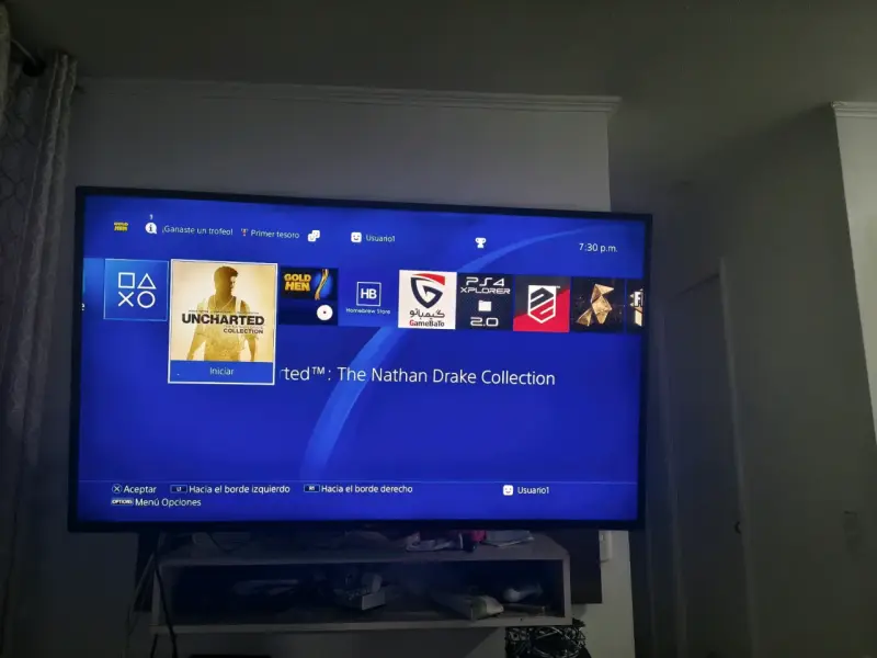 Consola PlayStation 4 con dos controles y juego - 4