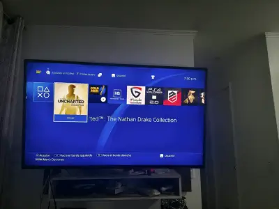 Consola PlayStation 4 con dos controles y juego - miniatura 4