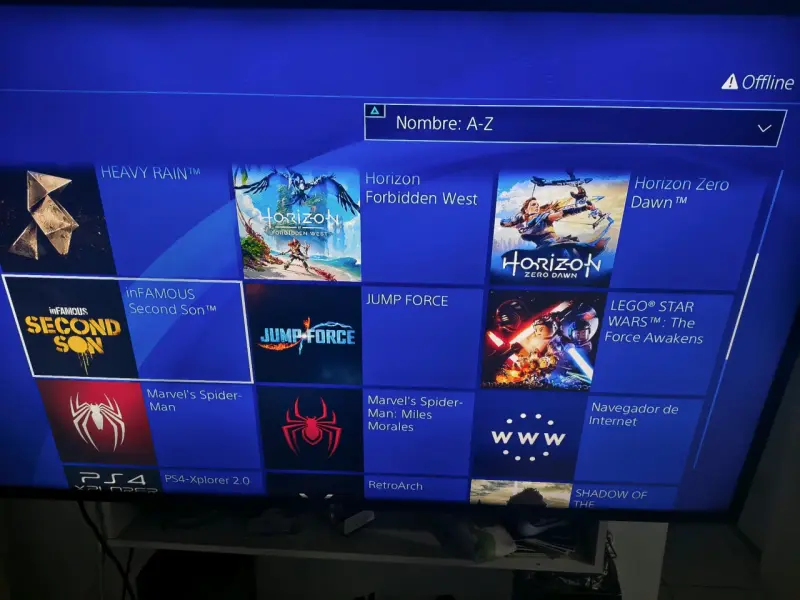 Consola PlayStation 4 con dos controles y juego - 6