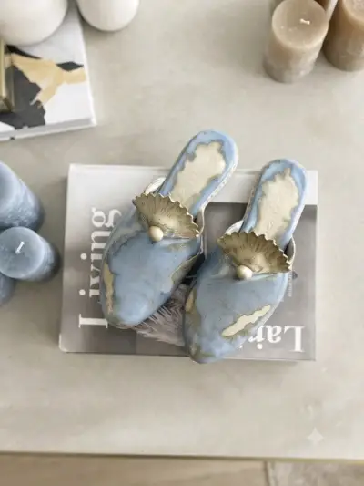 Zapatillas decorativas de cerámica azul con detalles dorados - miniatura 1