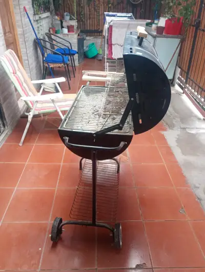 Parrilla de carbón con tapa y ruedas - miniatura 1