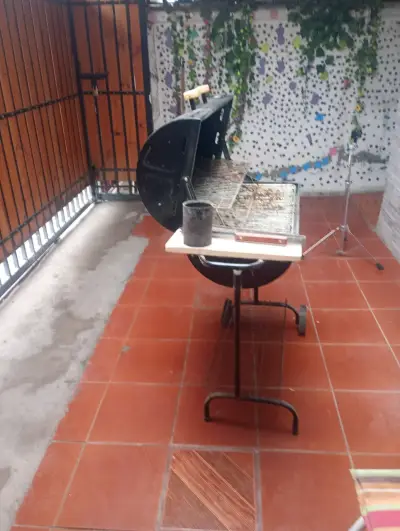 Parrilla de carbón con tapa y ruedas - miniatura 2