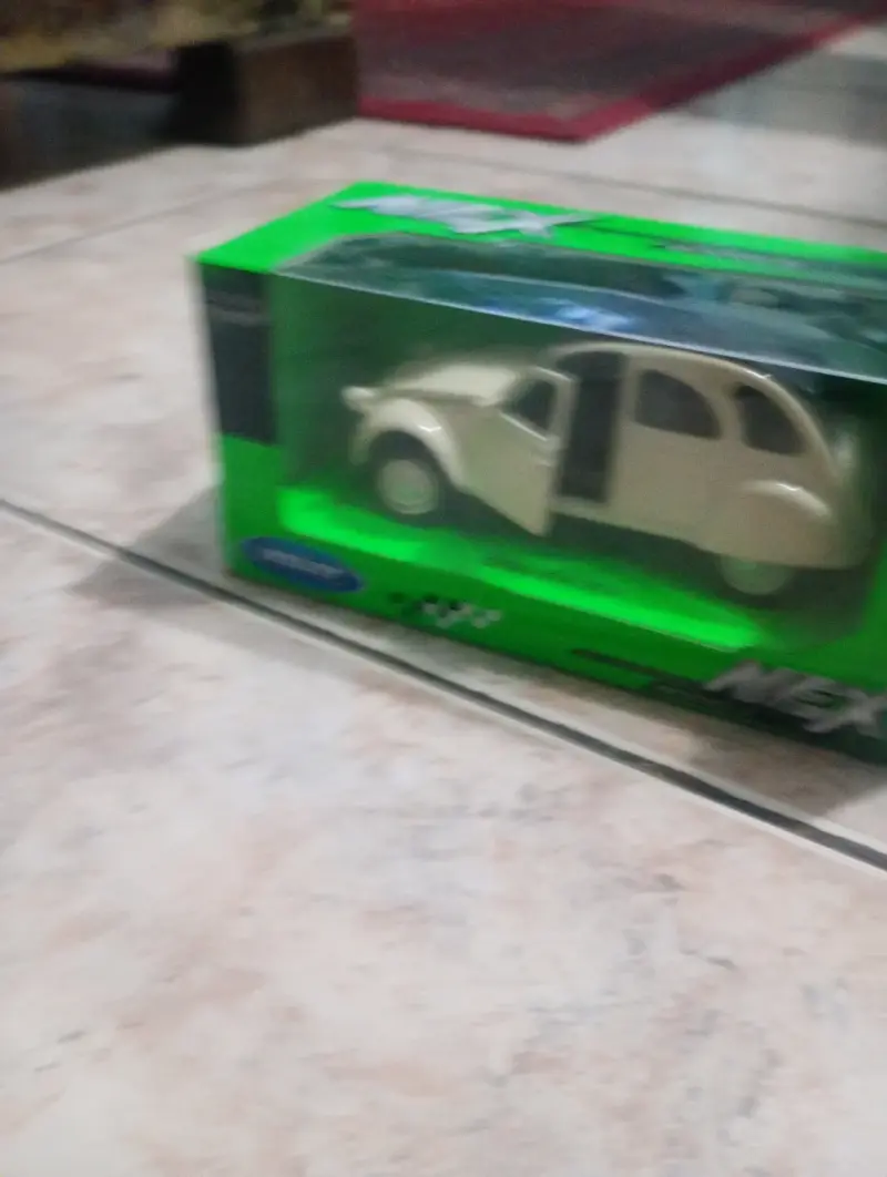 Modelo a escala Citroën 2CV Welly beige - 1