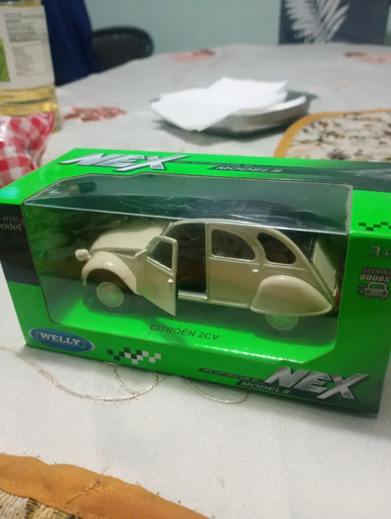 Modelo a escala Citroën 2CV Welly beige - 2