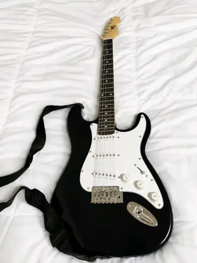 Guitarra eléctrica negra con amplificador y accesorios - miniatura 1