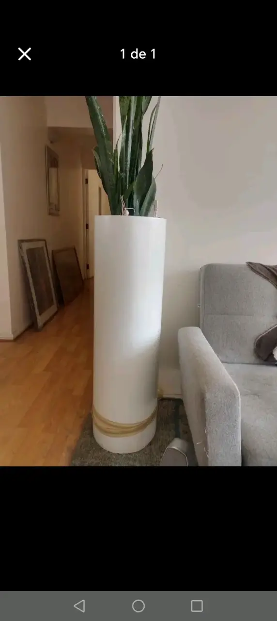 Macetero alto blanco con planta decorativa