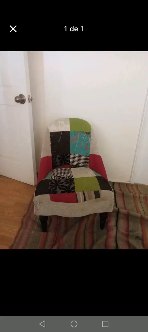 Silla tapizada estilo patchwork colorida