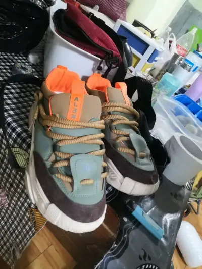 Zapatillas deportivas con detalles naranjas - miniatura 1