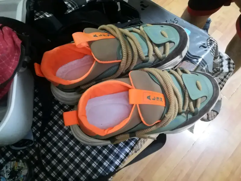 Zapatillas deportivas con detalles naranjas - 2