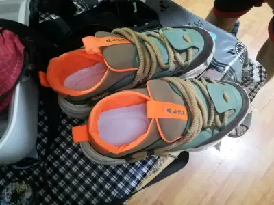 Zapatillas deportivas con detalles naranjas - miniatura 2