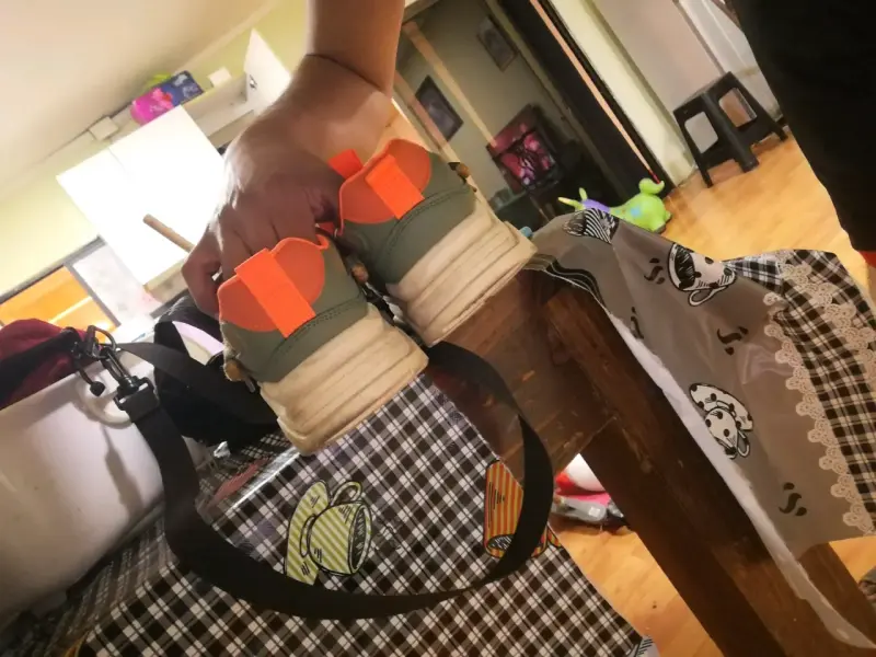 Zapatillas deportivas con detalles naranjas - 3