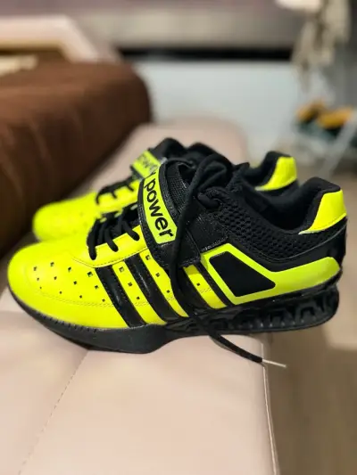 Zapatillas deportivas negras y amarillas para hombre - miniatura 1