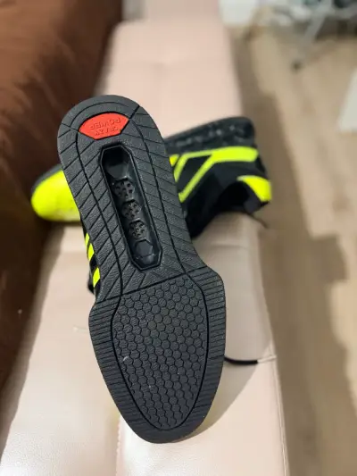 Zapatillas deportivas negras y amarillas para hombre - miniatura 3