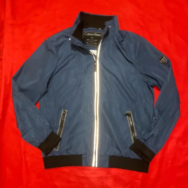 Chaqueta azul Calvin Klein con cierre reflectante - 2