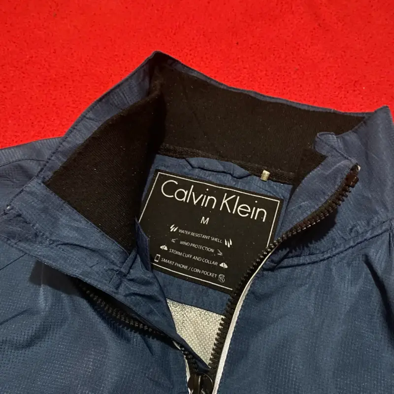 Chaqueta azul Calvin Klein con cierre reflectante - 3