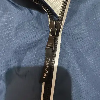Chaqueta azul Calvin Klein con cierre reflectante - miniatura 4