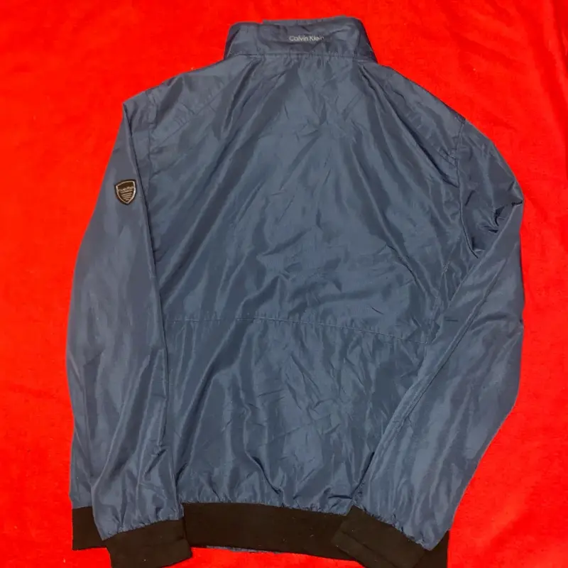 Chaqueta azul Calvin Klein con cierre reflectante - 5